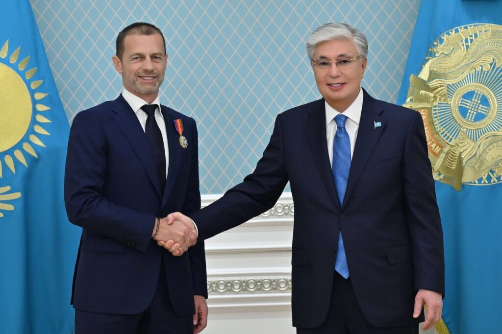 Токаев вручил президенту УЕФА орден «Достык»