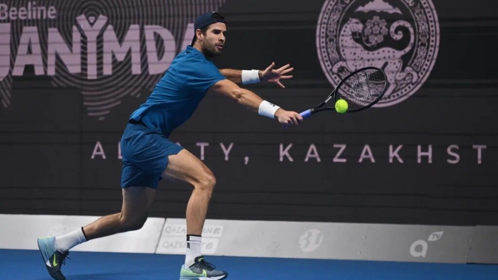 Хачанов выбыл из турнира ATP-250 в Алматы, уступив Штруффу в трёх сетах