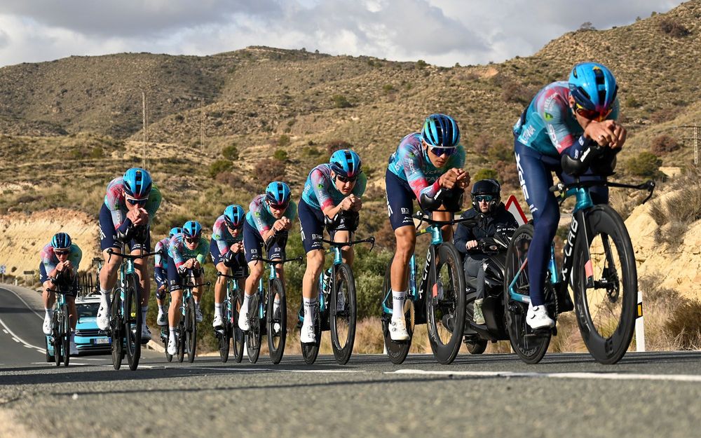 Кто из велогонщиков вошёл в состав команды XDS Astana Team сезона – 2026