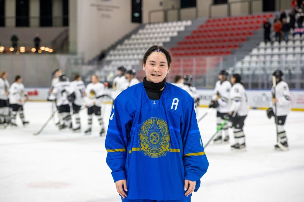 Лучшей нападающей чемпионата мира по хоккею признали 15-летнюю казахстанку Муравьёва